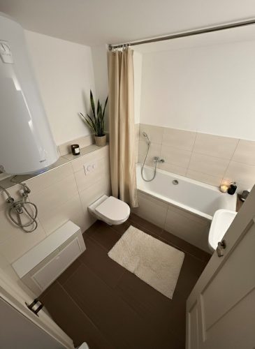 Badezimmer im Erdgeschoss (verfügbar bei Mindestbelegung von 10 Personen) - Ferienwohnung in Schalkau bei Coburg