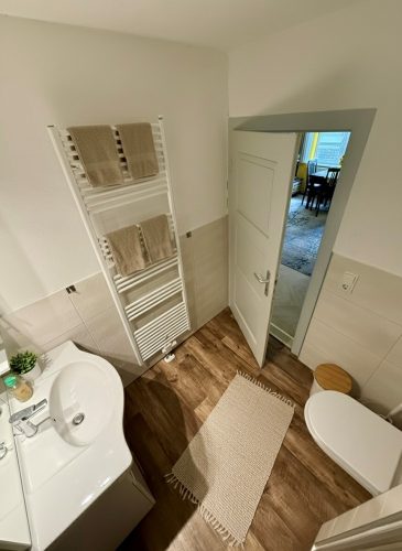 Modernes Badezimmer mit Dusche und WC in der Wohnung Kirchturmblick - Ferienwohnung Schalkau bei Coburg
