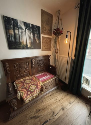 Antike Sitzbank im Aufenthaltsraum / Esszimmer im Parterre  - Ferienwohnung in Schalkau bei Coburg