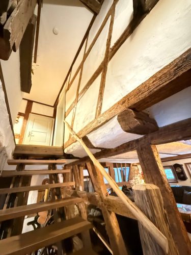 Hausflur vom Themenzimmer und Aufenthaltsraum hoch zu den beiden Wohnungen - Ferienwohnung Schalkau bei Coburg