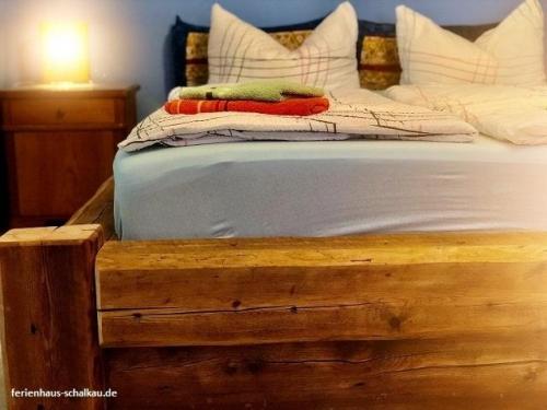 Massive Holzbetten mit Balken aus dem 17. Jahrhundert - Eigenanfertigung für FeWo Kirchturmblick