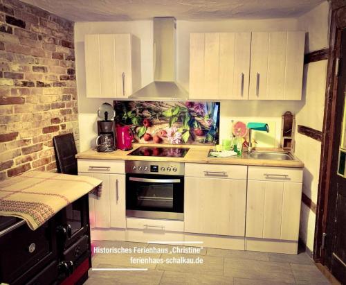 Vollausgestattete Küche mit Küchenhexe, Ofen, Backofen, Herd, Mikrowelle und Geschirrspülmaschine